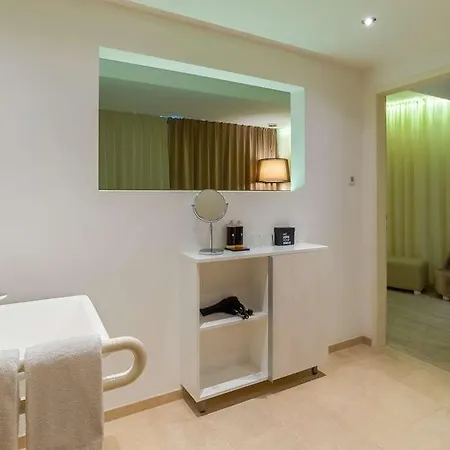 Elaya Hotel *